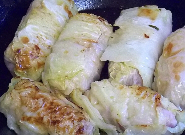 1. Этап. Голубцы Матрешки: Заверните мясо в капусту и обжарьте до золотистой корочки на сливочном масле с двух сторон. Влейте 1/4 стакана воды и тушите под крышкой в течение 20 минут.