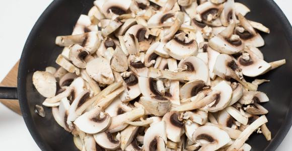 1. Этап. Бутерброды с грибами и перцем: Грибы обжарить до мягкости. Отложить в миску.