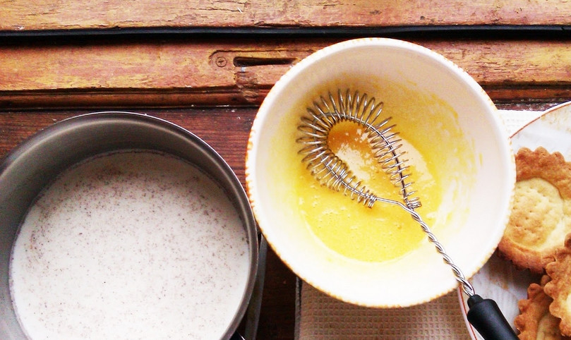 1. Этап. Тарталетки с фруктами: Выливаем в сотейник молоко, добавляем ванильный сахар по вкусу. Доводим массу практически до кипения. Параллельно взбейте желтки с сахаром до белого цвета, добавьте крахмал и продолжайте взбивать до однородности. Добавьте желтки в молоко, варите до загустения. Крем готов!