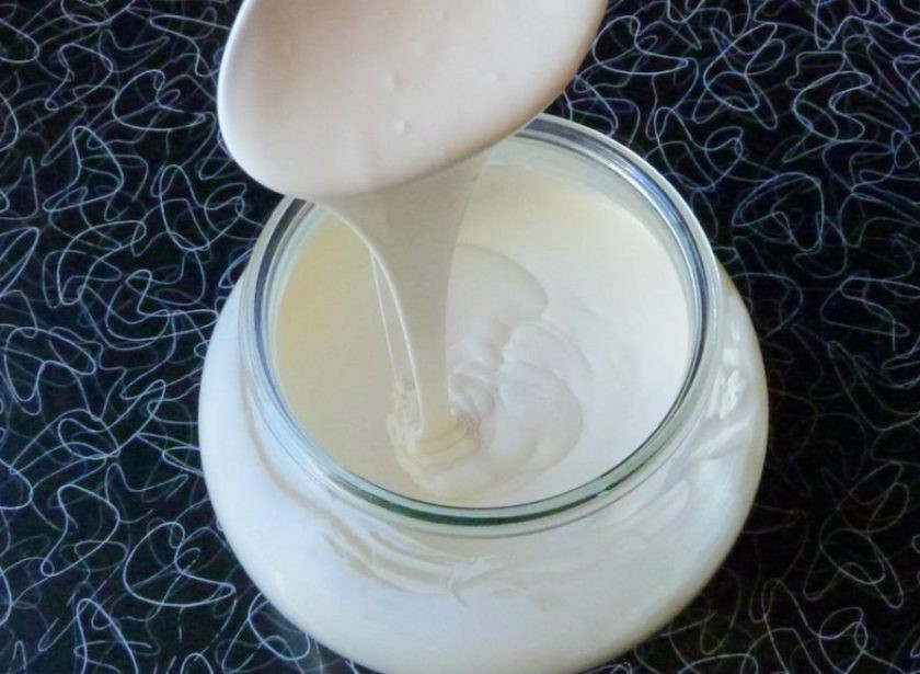 1. Этап. Сметана дома: 5. Спустя необходимое время достаньте банку. Сметана в ней должна получиться густая, с приятным кисловатым вкусом. Храните ее в холодильнике.