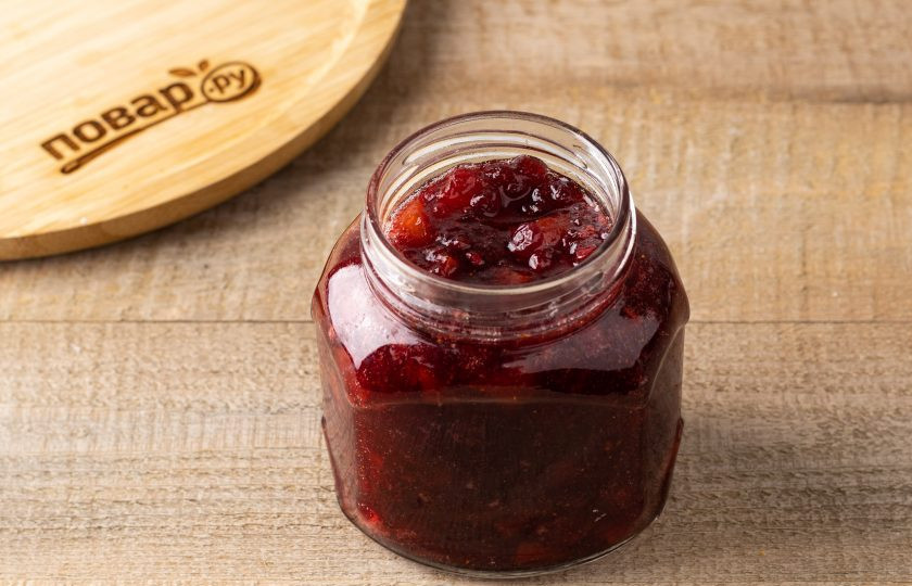 1. Этап. Варенье из тыквы и брусники: Горячее варенье переложите в чистую стерилизованную баночку и герметично закатайте.