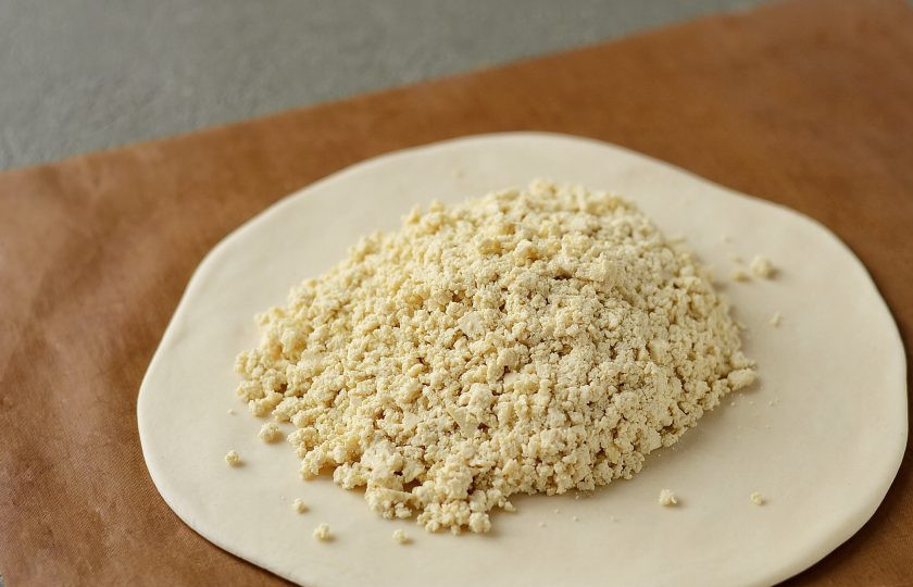 1. Этап. Постные хачапури: Раскатайте тесто, в центр выложите начинку из тофу.