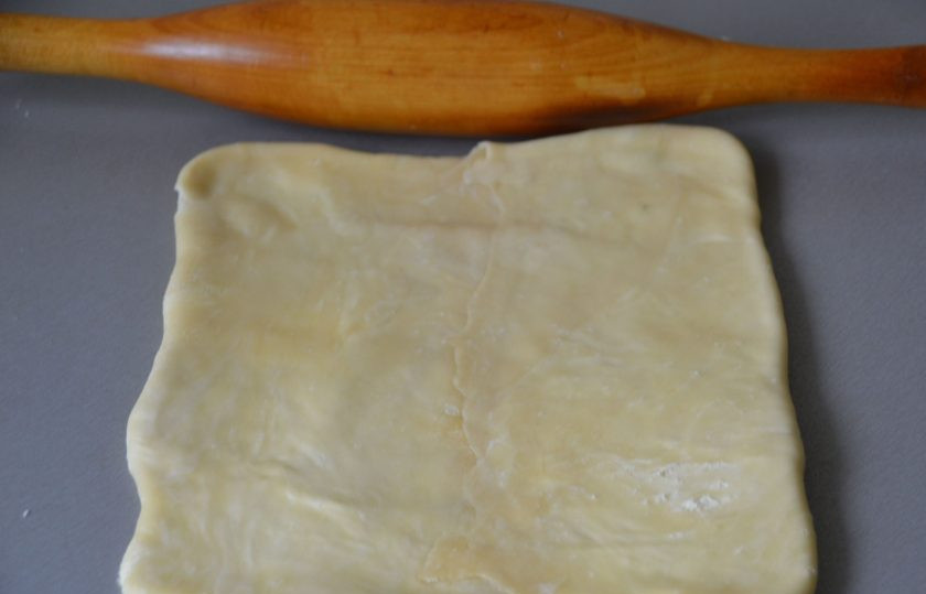 1. Этап. Печенье Арлетт: Аккуратно, без нажима, раскатайте тесто в одном направлении.