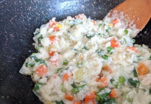 1. Этап. Кальмары, фаршированные рисовой полентой и овощами: Перемешиваем до растворения сыра. Начинка готова.