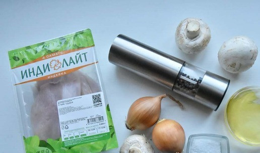 1. Этап. Сырный рулет с индейкой и грибами: Для начинки используем филе индейки 