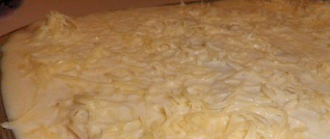 1. Этап. Простая лазанья с фаршем: 7. Заливаем соусом и посыпаем сыром. Отправляем в духовку и запекаем около 35 минут при температуре 180 градусов.