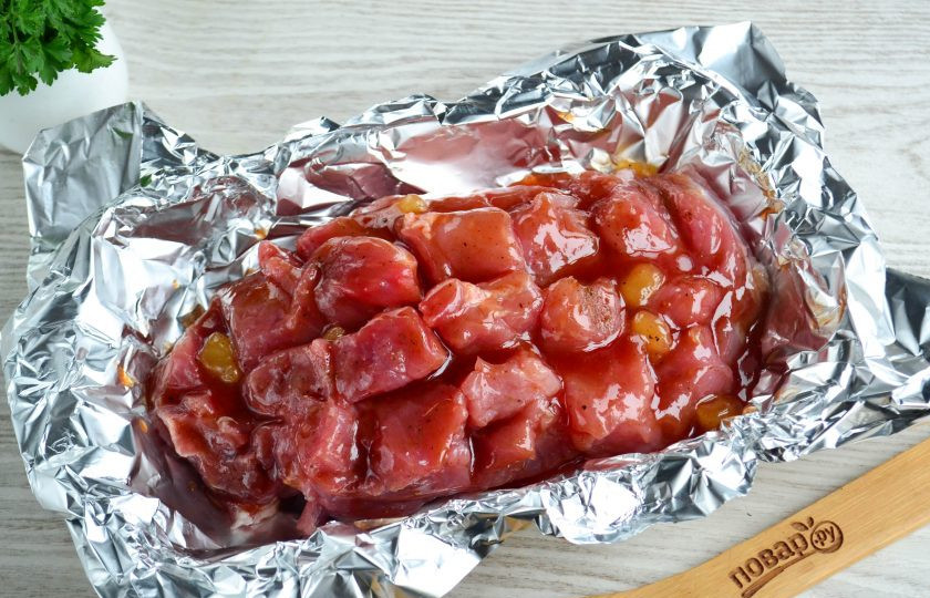 1. Этап. Свинина в медовой глазури на Новый год: Выложите свинину в форму для запекания, застеленную фольгой, обильно смажьте соусом, накройте фольгой и отправьте в разогретую до 180 градусов на 40 минут.