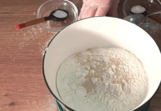 1. Этап. Белый хлеб домашней выпечки: 3... добавим дрожжи 1 ч. л., соль 1 ч. л. и сахар 1 ч. л...