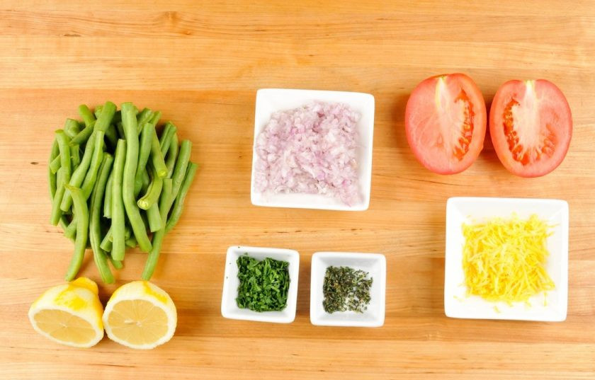 1. Этап. Тилапия по-флорентийски: 1. Подготовьте ингредиенты. Разрежьте помидор пополам. Фасоль нарежьте длинными кусочками. Мелко нашинкуйте лук и петрушку. С лимона натрите цедру. Листья тимьяна освободите от веточек.