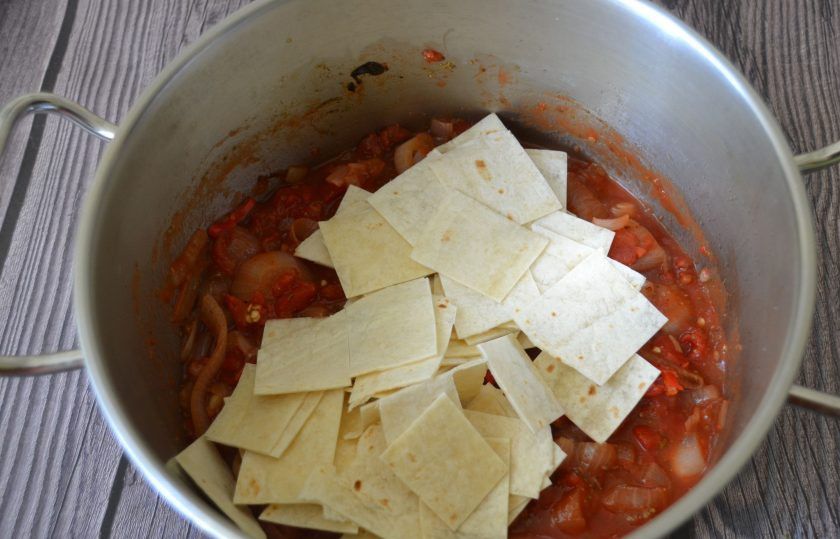 1. Этап. Куриный суп с тортильями: Посте того, как помидоры потушатся минут 5-10, положите тортильи, нарезанные произвольно.