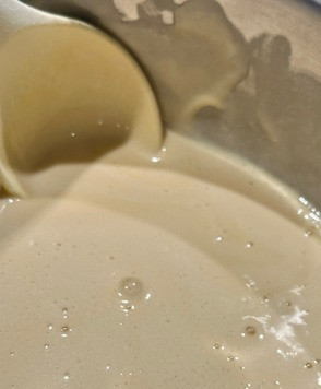 1. Этап. Медовик из детства: Как только масса начнет прибулькивать, не прекращая перемешивать, подержал кастрюльку на бане еще минуту.