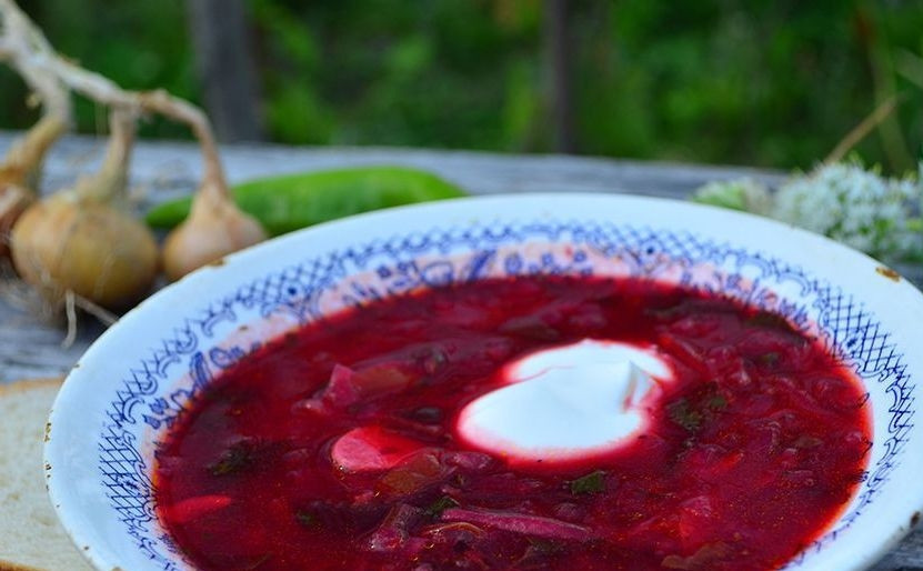 1. Этап. Борщ в казане на костре: За 3 минуты до готовности в борщ добавьте чеснок и зелень. Дайте настояться супу 20 минут под крышкой. Потом подавайте. Приятного аппетита!