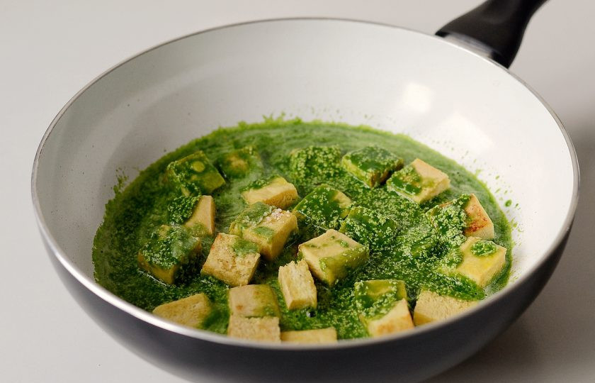1. Этап. Палак панир с тофу: Добавьте в сковороду шпинатный соус и обжаренный тофу. Посолите, затем прогрейте все вместе пару минут.