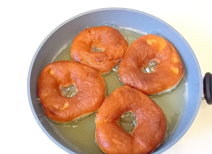 1. Этап. Советские пончики: Обжаривайте пончики с двух сторон по 2-3 минуты на среднем огне до румяной корочки.