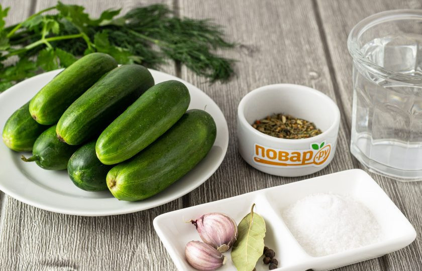1. Этап. Соленые огурцы хрустящие: Подготовьте все ингредиенты.