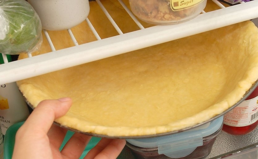 1. Этап. Пирог с яблоками (открытый): Форму для выпекания смазываем сливочным маслом, раскатанный пласт укладываем в форму, формируя борты. Отправляем тесто в холодильник.