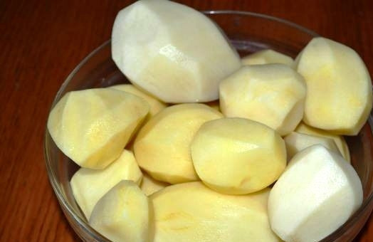 1. Этап. Картошка, запеченная с горчицей: Клубни картофеля хорошенько вымойте под холодной проточной водой. Затем очистите их от кожуры. Если есть возможность, то лучше брать молодой картофель. Он получается очень нежным и ароматным.