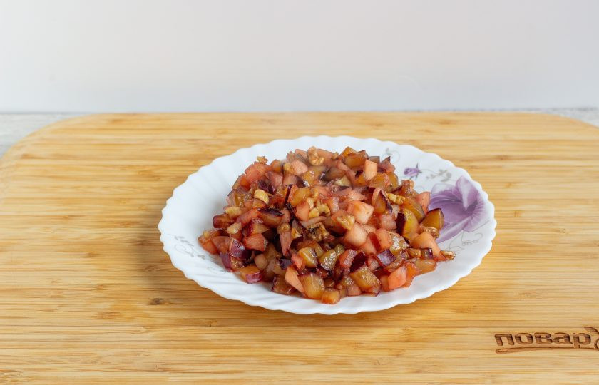 1. Этап. Яблоки, фаршированные карамелизированной сливой: Грецкий орех разделите на небольшие кусочки и выложите на сухую сковороду. Обжаривайте 1 минуту, затем добавьте мякоть яблока, готовьте ещё 2-3 минуты. В последнюю очередь добавляем сливу и сахар, постоянно помешивая тушим 3-4 минуты. Получится вот такая вкусная, фруктово-ореховая карамелизированная масса.