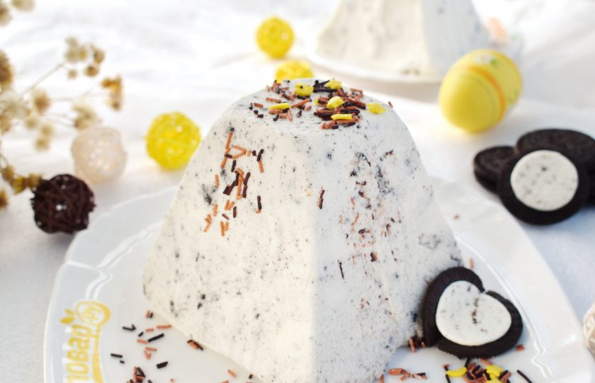 1. Этап. Пасха с печеньем Орео: Разверните верх марли, переверните форму на блюдо, снимите, аккуратно освободите пасху от марли. Светлой Пасхи!