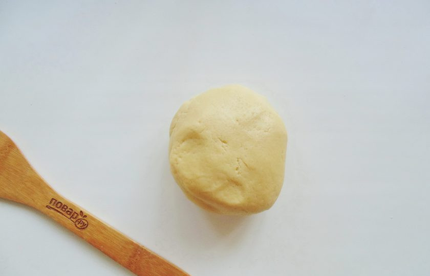 1. Этап. Пирог с орехами и вареньем: Замесите мягкое, не липнущее к рукам тесто. Разделите тесто на две неравные части. Приблизительно 2/3 и 1/3. Меньшую часть отправьте в морозильник на 20-30 минут.