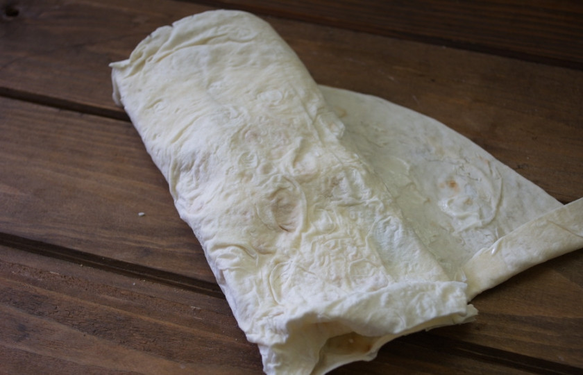 1. Этап. Лаваш с копченым сыром: Сверните в рулет так, чтоб начинка осталась внутри.