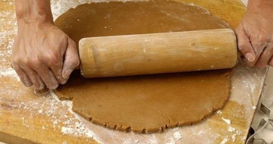 1. Этап. Имбирный пряник классический: Потом раскатайте тесто толщиной в 0,5-0,7 см.