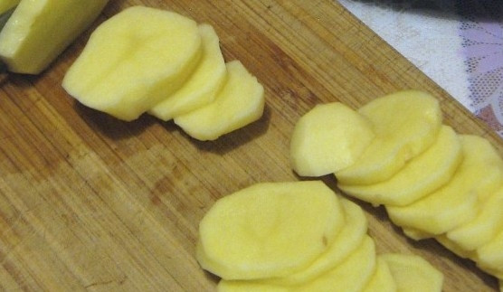 1. Этап. Картофель в горшочках в духовке: Картофель порезать кружочками.
