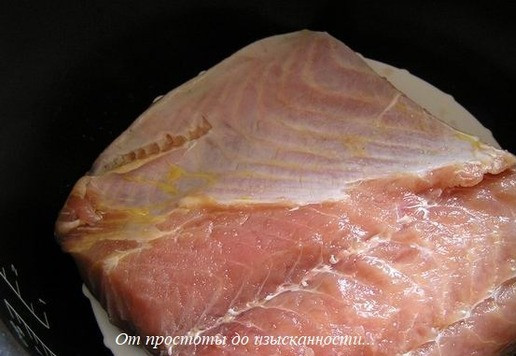 1. Этап. Рыбные котлеты с кедровыми орешками: Филе рыбы поместите в мультиварку на поднос для пароварки.