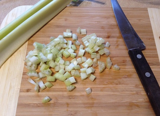 1. Этап. Салат из булгура с яблоком, сельдереем и перцем: 4. Пока варится булгур, займемся остальными ингредиентами. Нарезаем маленькими кубиками стебель сельдерея.