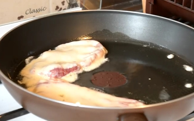 1. Этап. Отбивные в пышном кляре: 6. Обмакните мясо в кляр и выложите на раскаленную сковороду в растительное масло. Обжаривайте на среднем огне с обеих сторон до румяной корочки.