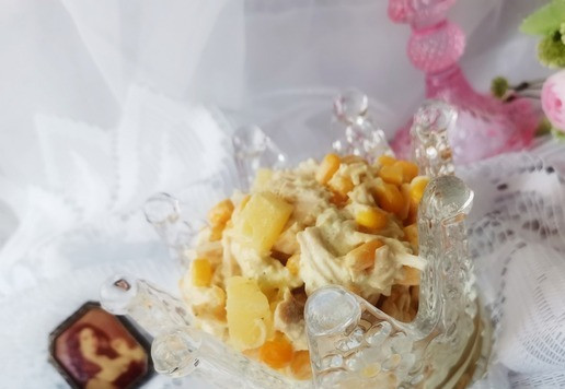 1. Этап. Салат Царица Савская: Заправить соусом и аккуратно перемешать.