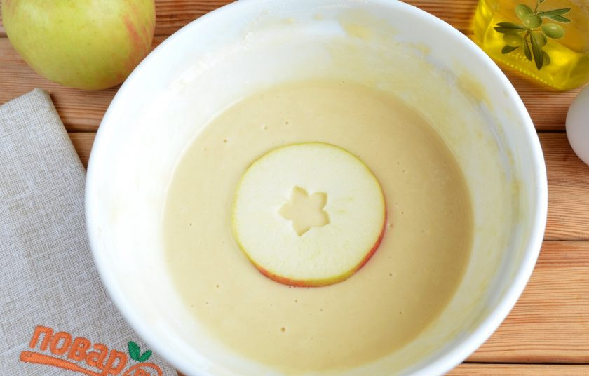 1. Этап. Яблочные оладьи Звездочки: Окунайте каждое колечко яблока в кляр, лишнее тесто стряхните.