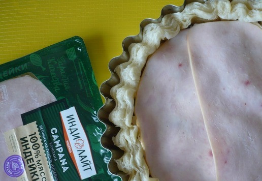 1. Этап. Слоеный пирог с беконом и ветчиной: На моцареллу выложите два ломтика ветчины из грудки индейки ТМ 