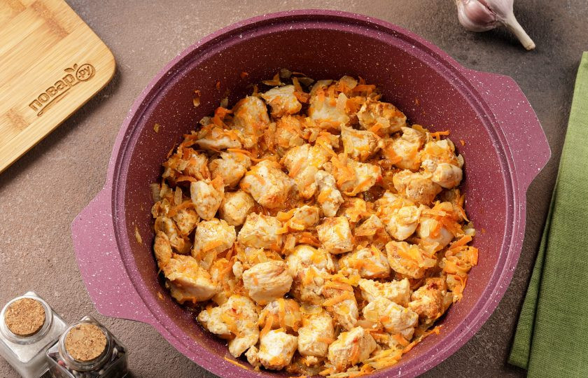 1. Этап. Курица с картофелем и морковью: Готовьте, периодически помешивая, около 5 минут.