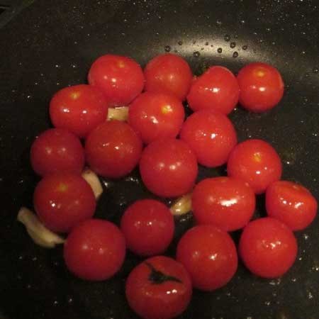 1. Stage. Fish set: Fry the tomatoes in the same pan where the fish was cooked with garlic for several minutes.