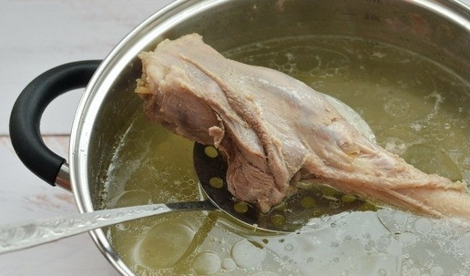 1. Этап. Борщ с бараниной и печёной свеклой: Готовую баранину выньте шумовкой из бульона и срежьте мясо с кости. Пока сложите его в контейнер с крышкой, затем добавим его в борщ. Готовый бульон процедите через сито в другую кастрюлю, стебли петрушки выбросите, они больше не нужны.