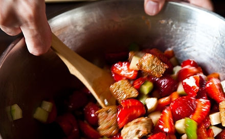 1. Этап. Клубничный гаспачо: Все хорошенько перемешиваем.