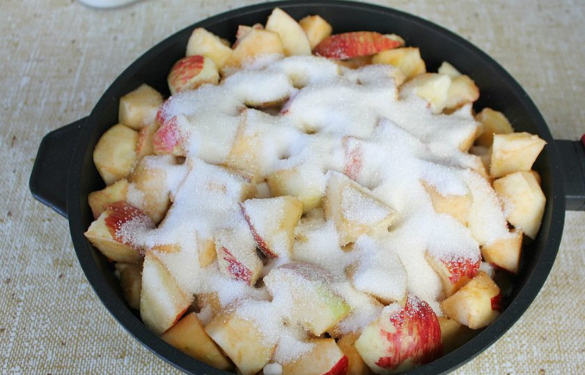 1. Этап. Заготовка яблок для пирогов: Добавляем сахар и ставим на малый огонь.