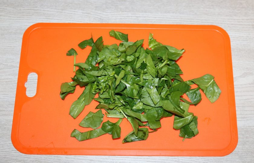 1. Этап. Рис с оливками: Шпинат нарежьте небольшими полосочками.