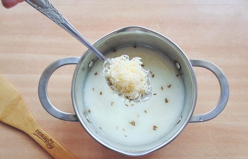1. Этап. Сырный швейцарский суп: Добавьте тертый сыр и еще раз хорошо перемешайте. Сыр должен полностью раствориться в супе.