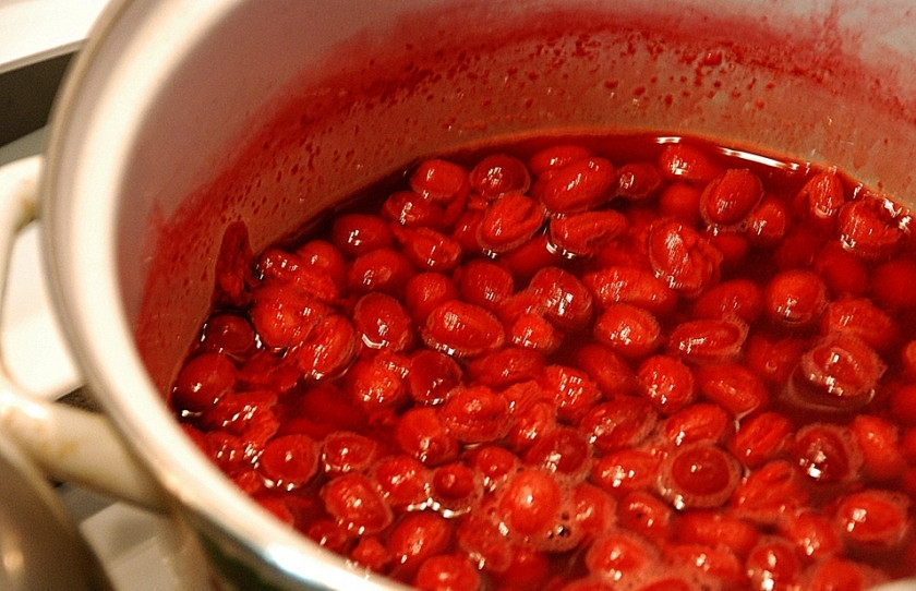 1. Этап. Салат грузинский со свеклой: 3. После окончания варки убираю кизил с огня, остужаю его при комнатной температуре.