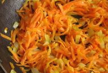 1. Этап. Перцы с фаршем в духовке: На другой сковороде обжариваем мелко нарезанный лук и тертую морковь.