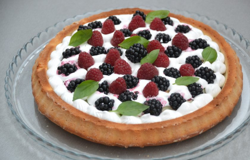 1. Этап. Творожный пирог с ежевикой: Выложите белковый крем на пирог, украсьте свежей ежевикой, можно добавить для цвета и вкуса другие ягоды, листочки мяты или базилика. Да-да, не удивляйтесь, листочки базилика здесь очень органично соединяются со вкусом пирога и ягод. Красивый летний пирог готов.