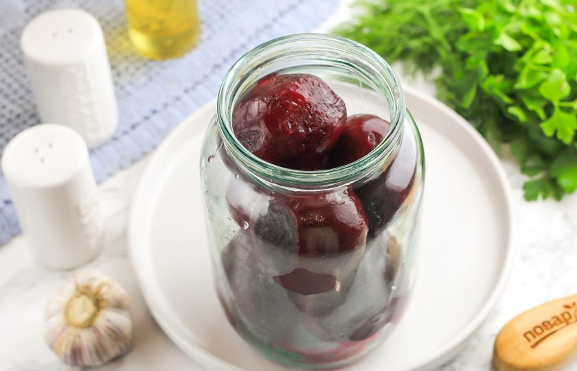 1. Этап. Маринованная свекла на зиму в банках целиком: Ошпарьте банку и крышку кипятком, выложите в банку свеклу до верха.