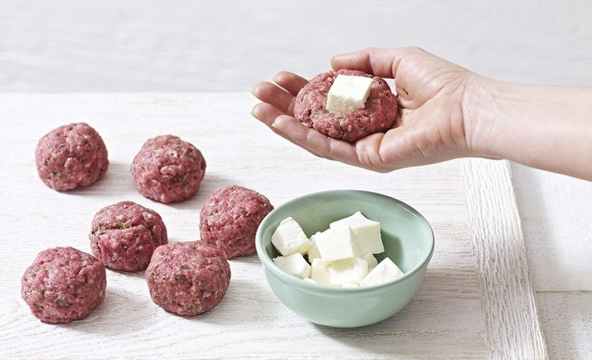 1. Этап. Митболы с плавленным сыром: 2. Начините каждую тефтелю кубиком моцареллы.