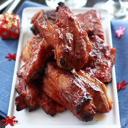 1. Stage. Canadian pork ribs: Canadian pork ribs are ready, for lovers you can separately boil the sauce until sugar is dissolved and can be served with ready-made meat.