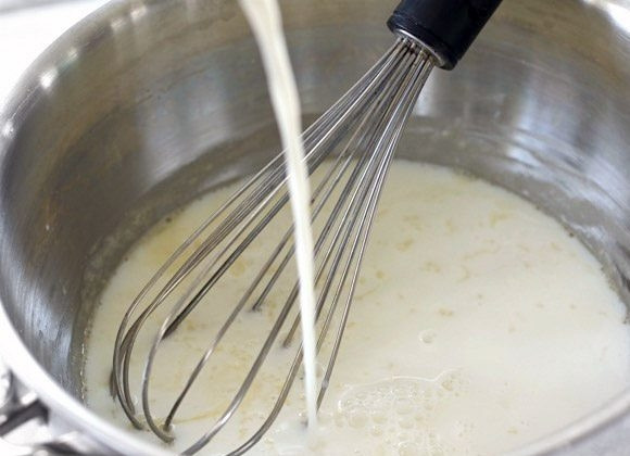 1. Этап. Запеченный картофель с брокколи и сыром: 4. Добавьте в кастрюлю молоко, доведите до кипения и готовьте, постоянно помешивая, пока смесь не станет более густая, затем уменьшите огонь, посолите и добавьте чесночный порошок.