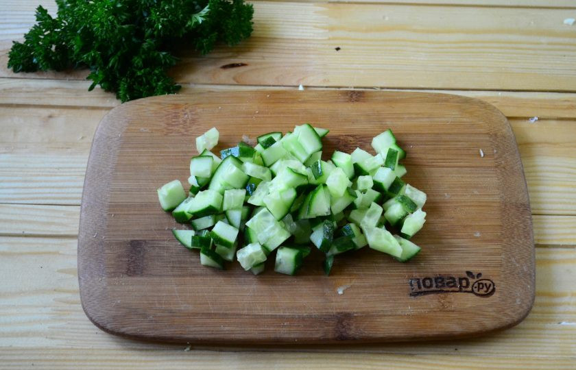 1. Этап. Салат из крапивы с яйцом и огурцом: Огурец порежьте на мелкие кубики.