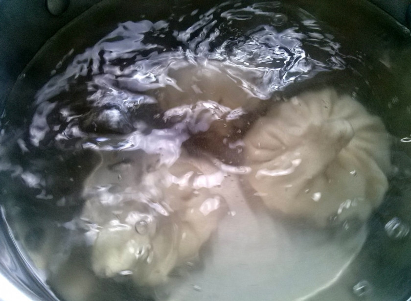 1. Этап. Хинкали (классический рецепт): Опускайте хинкали по одному и продолжайте помешивать деревянной лопаткой, чтобы они не слиплись.