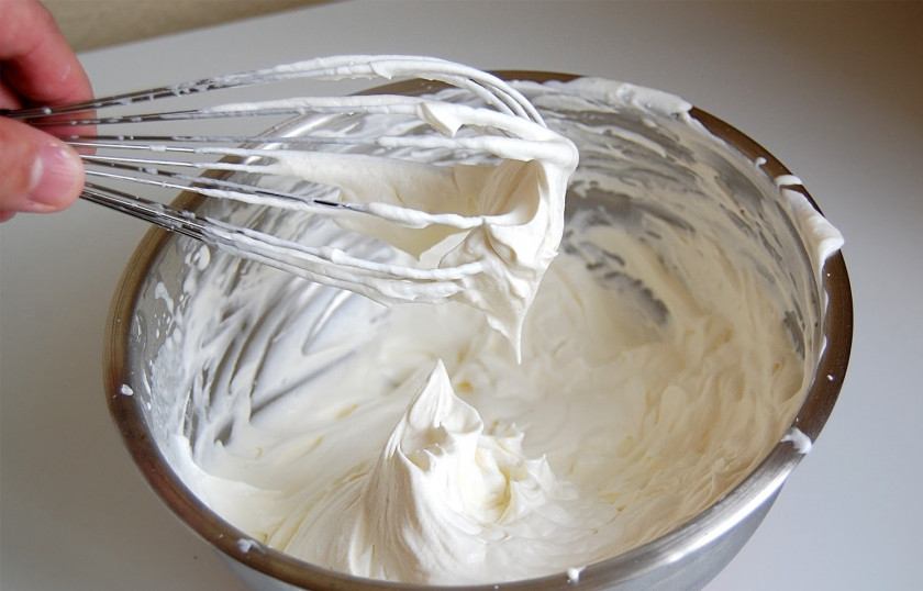 1. Этап. Торт Царский: Готовим сливочный крем. Для этого взбиваем сливки с сахаром и убираем их в холодильник.